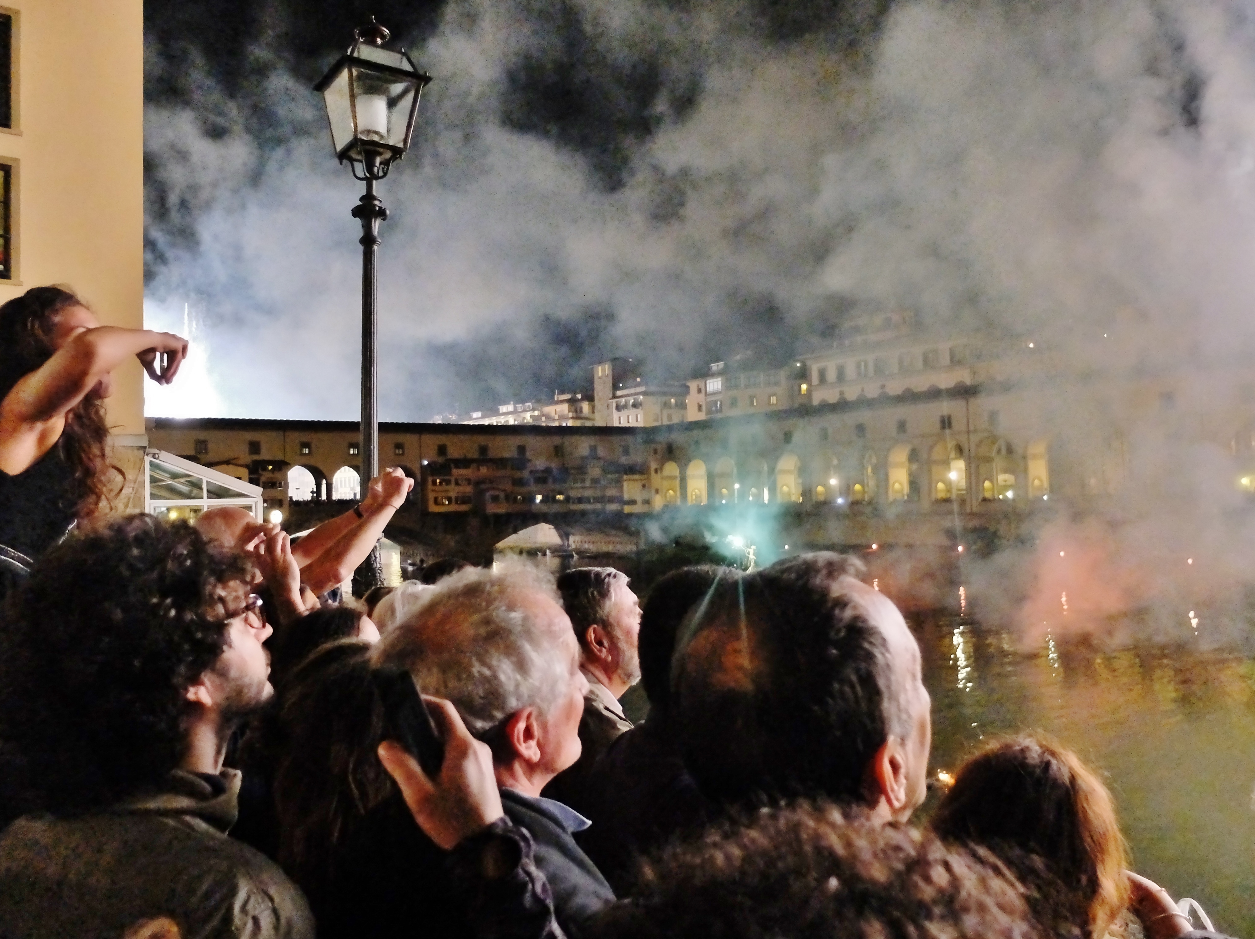 A Florentine aquatic show: Ponte Vecchio lights up! - Girl in Florence