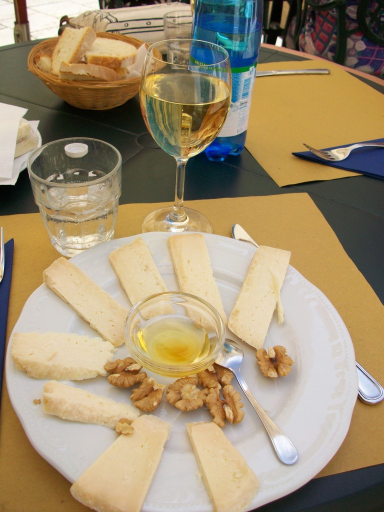 A delicious appetizer accompanied by a good wine, the perfect mix