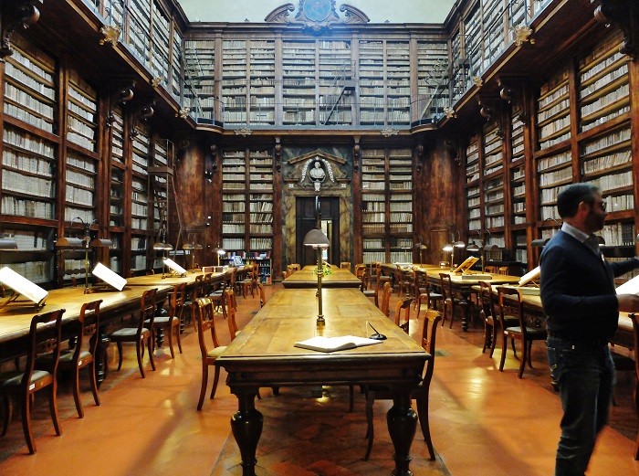 Libraries in Florence: Marucelliana - Girl in Florence