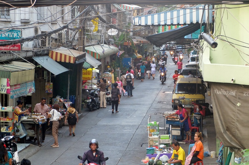 Spying on locals on our walk from the Siam stop to Chinatown