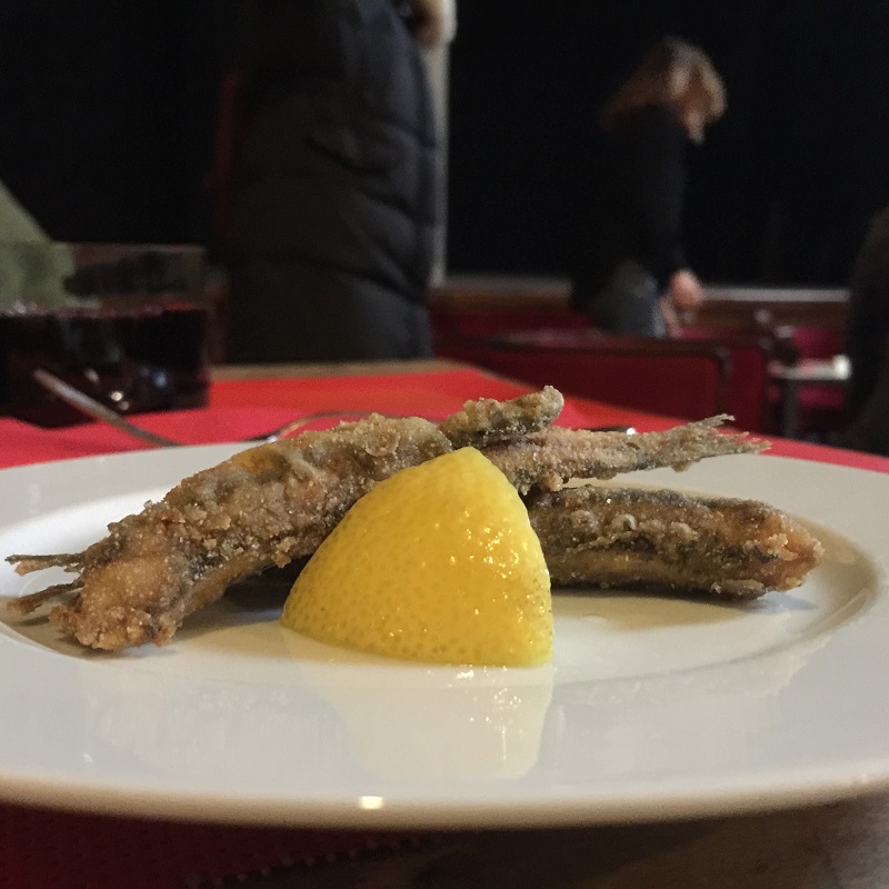 Fried anchovies with a slice of lemon 