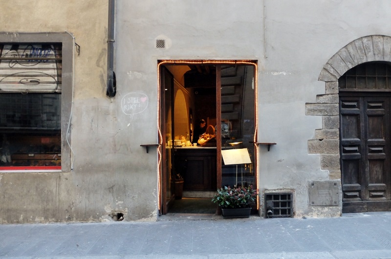 The outside of Il Santino on via di santo spirito