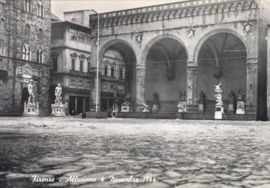 Piazza della signoria under flood water 