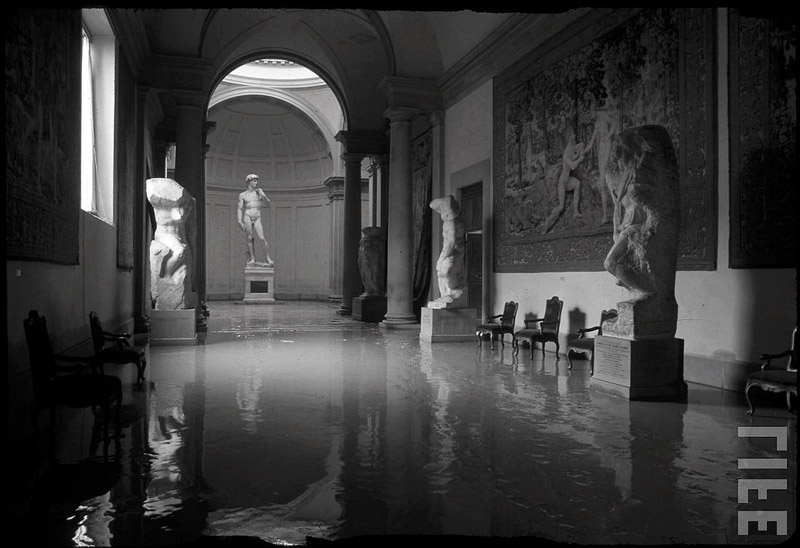 The great flood in Florence. Photographed by David Lees, 1966