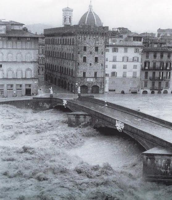 Santa Trinita Bridge and Lungarno Acciauoli [Photo Credits: Swietlan Nicholas Krazcyna]